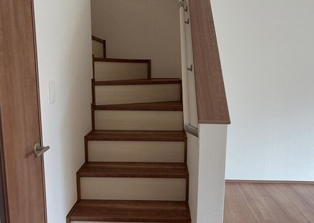 【内装】建物の上下階の通路である階段は、その位置によって動線や室内の印象が大きく左右されます。手摺にも重要な役割があり、転倒の防止・歩行や動作を円滑にして日常生活を支えることを主な目的として設置されています。