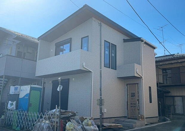 【庭】庭があることでガーデニングや家庭菜園はもちろん、こどもの遊び場やペットを放して遊ぶことができます。また、家の周囲に余裕があるということです。隣地との間があれば、十分な日当たりと、風通しが確保できます。