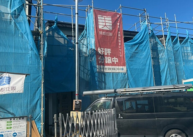 【庭_2】庭のある家に住むことのメリットとして、子どもたちの遊び場を確保できること、ガーデニングや家庭菜園を楽しめること、明るさを確保できることがあります。また、配置を工夫することでプライバシーが確保できます。