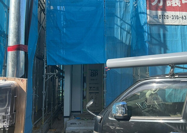 【玄関】玄関は家の顔でもあり、家族以外の目にも止まる場所です。玄関は外との間を仕切る扉、靴などをしまっておく収納スペース、靴脱ぎのたたきスペース、来客とのやり取りをするドアホンなど複数のアイテムからなります。