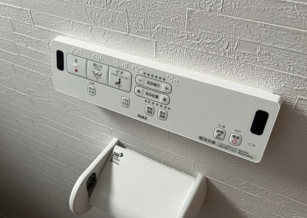【ウォシュレット(リモコン)】ウォシュレットは、衛生面だけでなく、快適性も向上させる便利な設備です。洗浄機能の種類や水温調節機能など、様々な機能が付いたものが多くあります。リモコンも、操作が簡単で、使いやすいものを選びましょう。