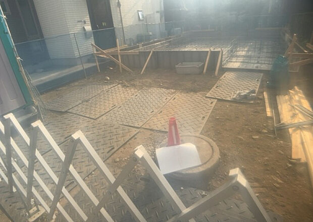 【庭】庭があることでガーデニングや家庭菜園はもちろん、こどもの遊び場やペットを放して遊ぶことができます。また、家の周囲に余裕があるということです。隣地との間があれば、十分な日当たりと、風通しが確保できます。