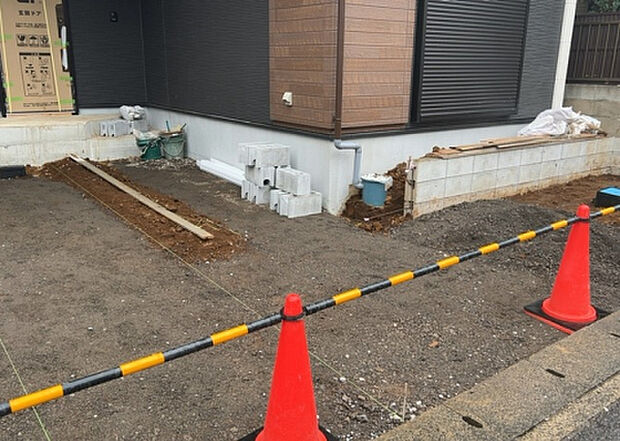 【駐車場_2】駐車場と明記されていても、最小スペースでつくられた駐車場だと大型車は駐車できなかったり、出入りしにくくなったりする可能性があります。お車のサイズと購入したい物件の駐車場のサイズを現地で確認しましょう。