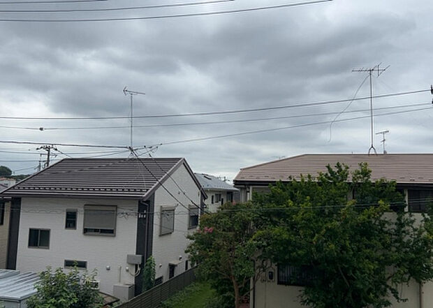【物件からの展望】眺望を気にして物件を探す場合、前面に建物が建っていないか現地で確認しましょう!前面に建物があると景色はもちろん、日当たりや風通しにも影響が出てきます。住んだ時のことを想像しながら現地見学をしましょう。