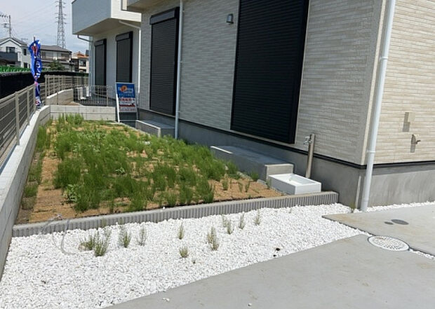 【庭】庭があることでガーデニングや家庭菜園はもちろん、こどもの遊び場やペットを放して遊ぶことができます。また、家の周囲に余裕があるということです。隣地との間があれば、十分な日当たりと、風通しが確保できます。