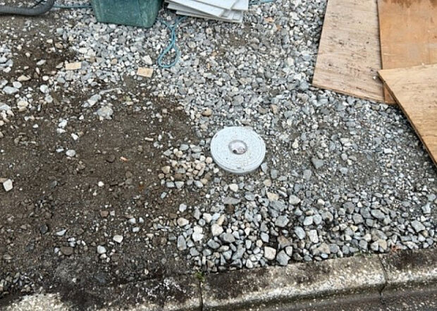 【その他設備】敷地内には、散水栓や立水栓があります。水道水を直接利用できるため、水を運ぶ手間を省くことが出来ます。大量の水を必要とする洗車作業や清掃などに役立ちます。その他設備とあわせて、現地でご確認ください。