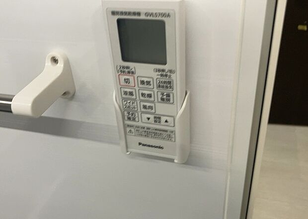 【浴室乾燥機リモコン】浴室乾燥機リモコンは、浴室乾燥機を操作するためのリモコンです。タイマー設定や温度設定などが簡単にできるものが便利です。また、浴室暖房機能が付いているものなら、寒い季節でも快適に浴室を利用できます。