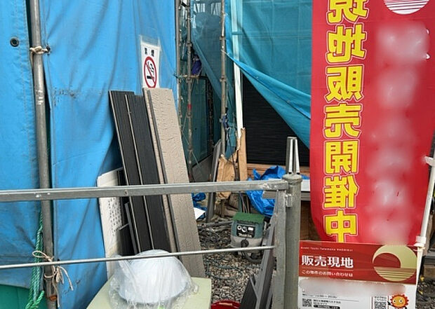 【庭_2】庭のある家に住むことのメリットとして、子どもたちの遊び場を確保できること、ガーデニングや家庭菜園を楽しめること、明るさを確保できることがあります。また、配置を工夫することでプライバシーが確保できます。