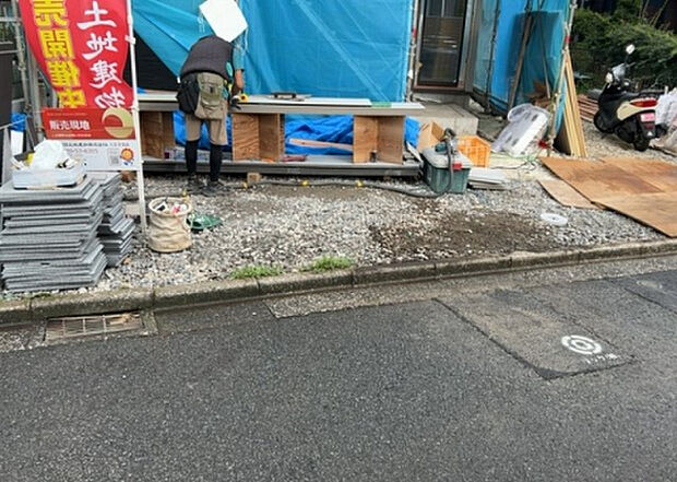 【前面道路含む現地写真_2】前面道路の幅員や歩道の有無、近隣の建物との距離感などは、実際の生活の利便性や安全性に大きく影響します。複数のアングルから前面道路の状況を確認することで、より具体的に生活イメージを描けます。