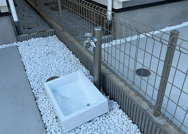 【その他設備】敷地内には、散水栓や立水栓があります。水道水を直接利用できるため、水を運ぶ手間を省くことが出来ます。大量の水を必要とする洗車作業や清掃などに役立ちます。その他設備とあわせて、現地でご確認ください。