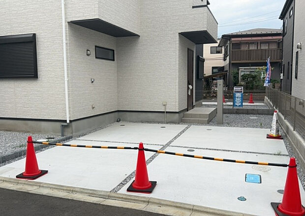 【駐車場】駐車場と明記されていても、最小スペースでつくられた駐車場だと大型車は駐車できなかったり、出入りしにくくなったりする可能性があります。お車のサイズと購入したい物件の駐車場のサイズを現地で確認しましょう。