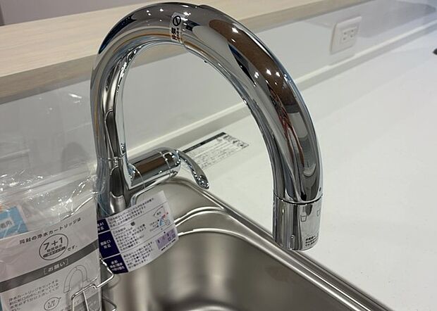 【キッチン水栓】キッチン水栓は、毎日必ず使うものだからこそ、使いやすさが重要です。シャワーヘッドの切り替えがスムーズか、吐水量が調節できるか、水しぶきが飛び散りにくい構造か、浄水機能が付いているかなど、日々の家事を快適にするための機能が数多くあります。また、デザインも多種多様なので、キッチン全体の雰囲気に合わせたものを選ぶことができます。