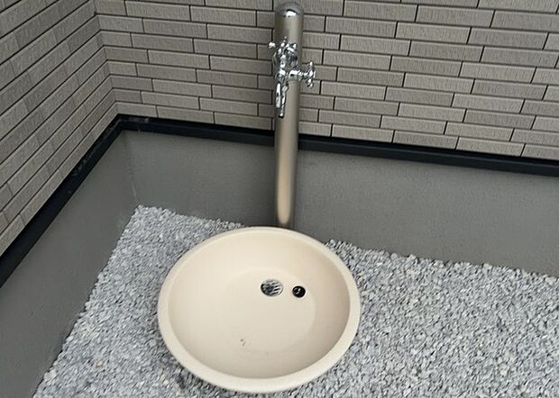 【外水栓】外水栓は、庭の水やりや洗車など、様々な用途に使える便利な設備です。ホースがしっかりと接続できるもの、水圧が安定しているものなど、使い勝手の良いものを選びましょう。また、凍結防止機能が付いているものなら、冬場でも安心して使用できます。