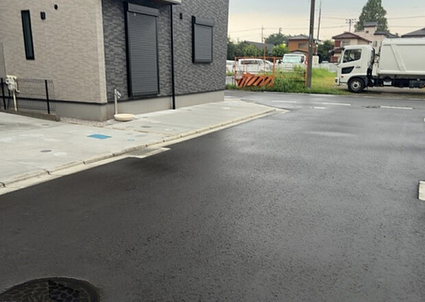 【前面道路含む現地写真_2】お持ちの車種によっては前面道路が広い方が便利でしょう。しかし、前面道路が広ければその分交通量が多くなるため、騒音などが気になる場合があります。実際に現地を見学し、周辺交通量や騒音などを確認しましょう!