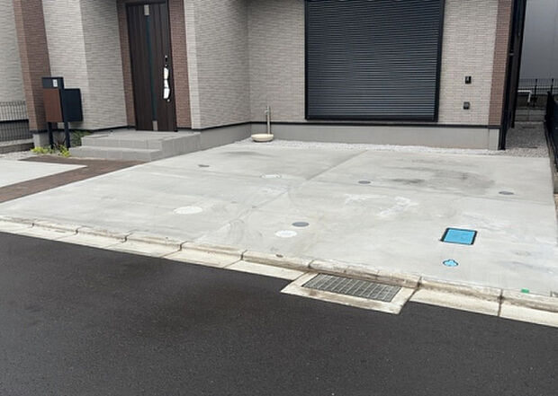 【駐車場】駐車場と明記されていても、最小スペースでつくられた駐車場だと大型車は駐車できなかったり、出入りしにくくなったりする可能性があります。お車のサイズと購入したい物件の駐車場のサイズを現地で確認しましょう。