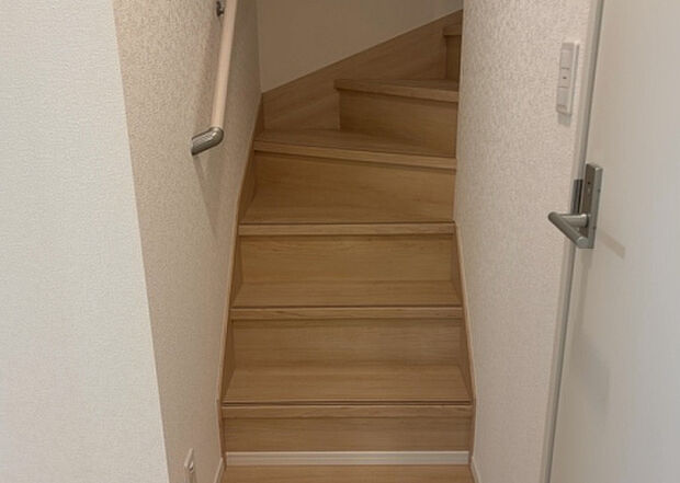 【内装】建物の上下階の通路である階段は、その位置によって動線や室内の印象が大きく左右されます。手摺にも重要な役割があり、転倒の防止・歩行や動作を円滑にして日常生活を支えることを主な目的として設置されています。