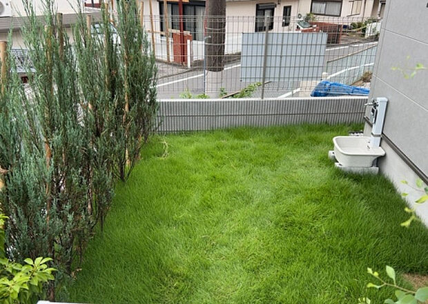 【庭】庭があることでガーデニングや家庭菜園はもちろん、こどもの遊び場やペットを放して遊ぶことができます。また、家の周囲に余裕があるということです。隣地との間があれば、十分な日当たりと、風通しが確保できます。