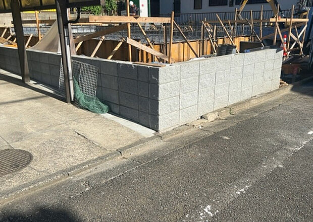 【前面道路含む現地写真_2】お持ちの車種によっては前面道路が広い方が便利でしょう。しかし、前面道路が広ければその分交通量が多くなるため、騒音などが気になる場合があります。実際に現地を見学し、周辺交通量や騒音などを確認しましょう!