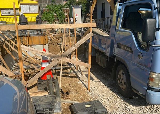 【駐車場】駐車場と明記されていても、最小スペースでつくられた駐車場だと大型車は駐車できなかったり、出入りしにくくなったりする可能性があります。お車のサイズと購入したい物件の駐車場のサイズを現地で確認しましょう。