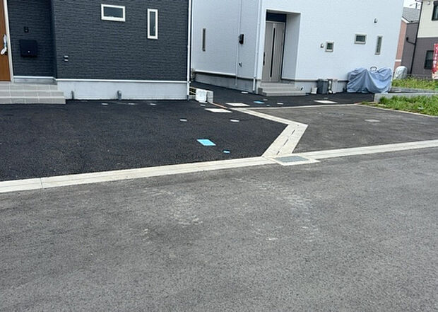 【前面道路含む現地写真_2】お持ちの車種によっては前面道路が広い方が便利でしょう。しかし、前面道路が広ければその分交通量が多くなるため、騒音などが気になる場合があります。実際に現地を見学し、周辺交通量や騒音などを確認しましょう!