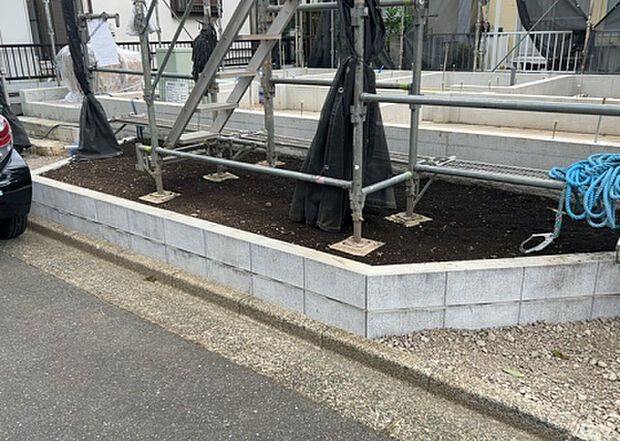 【庭】庭があることでガーデニングや家庭菜園はもちろん、こどもの遊び場やペットを放して遊ぶことができます。また、家の周囲に余裕があるということです。隣地との間があれば、十分な日当たりと、風通しが確保できます。