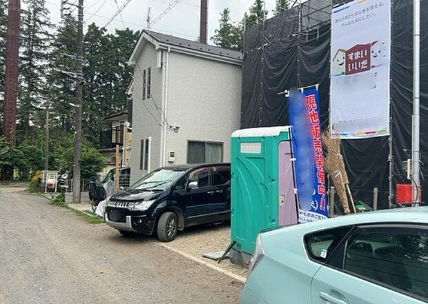 【前面道路含む現地写真_2】お持ちの車種によっては前面道路が広い方が便利でしょう。しかし、前面道路が広ければその分交通量が多くなるため、騒音などが気になる場合があります。実際に現地を見学し、周辺交通量や騒音などを確認しましょう!