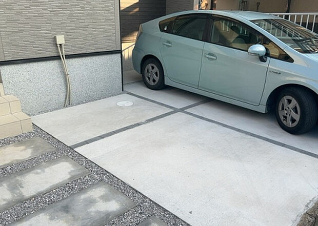【駐車場】駐車場と明記されていても、最小スペースでつくられた駐車場だと大型車は駐車できなかったり、出入りしにくくなったりする可能性があります。お車のサイズと購入したい物件の駐車場のサイズを現地で確認しましょう。
