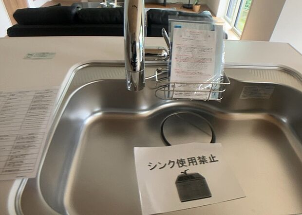 【キッチン水栓】キッチン水栓は、毎日必ず使うものだからこそ、使いやすさが重要です。シャワーヘッドの切り替えがスムーズか、吐水量が調節できるか、水しぶきが飛び散りにくい構造か、浄水機能が付いているかなど、日々の家事を快適にするための機能が数多くあります。また、デザインも多種多様なので、キッチン全体の雰囲気に合わせたものを選ぶことができます。