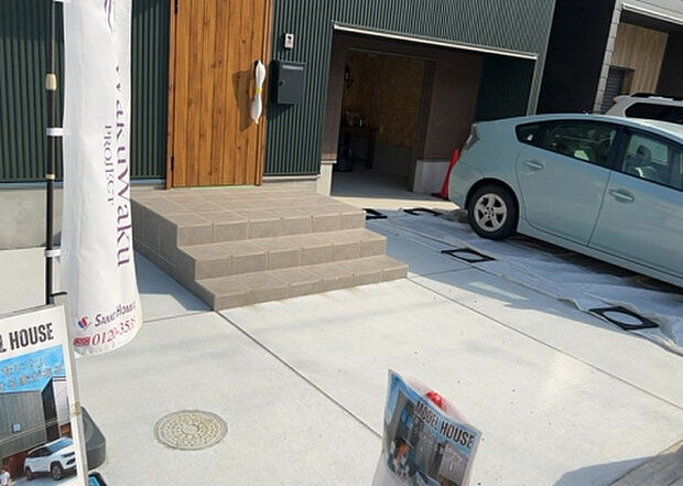 【駐車場】駐車場と明記されていても、最小スペースでつくられた駐車場だと大型車は駐車できなかったり、出入りしにくくなったりする可能性があります。お車のサイズと購入したい物件の駐車場のサイズを現地で確認しましょう。