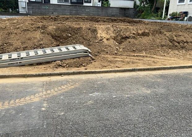 【前面道路含む現地写真_2】お持ちの車種によっては前面道路が広い方が便利でしょう。しかし、前面道路が広ければその分交通量が多くなるため、騒音などが気になる場合があります。実際に現地を見学し、周辺交通量や騒音などを確認しましょう!