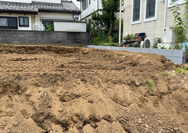 【庭】庭があることでガーデニングや家庭菜園はもちろん、こどもの遊び場やペットを放して遊ぶことができます。また、家の周囲に余裕があるということです。隣地との間があれば、十分な日当たりと、風通しが確保できます。