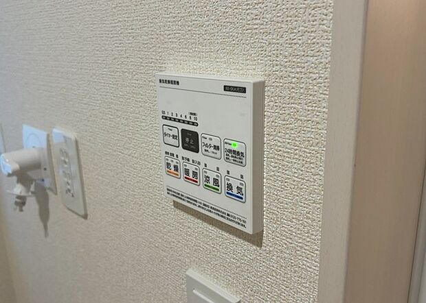 【浴室乾燥機リモコン】浴室乾燥機リモコンは、浴室乾燥機を操作するためのリモコンです。タイマー設定や温度設定などが簡単にできるものが便利です。また、浴室暖房機能が付いているものなら、寒い季節でも快適に浴室を利用できます。