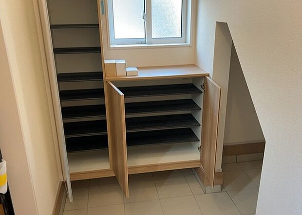 【玄関収納】玄関収納は、靴や傘、コートなどをスッキリと収納できるだけでなく、来客時に見せる顔となるため、家の顔とも言えます。収納量だけでなく、デザイン性も重視したいところです。ミラー付きの収納であれば、外出前の身だしなみチェックにも便利です。