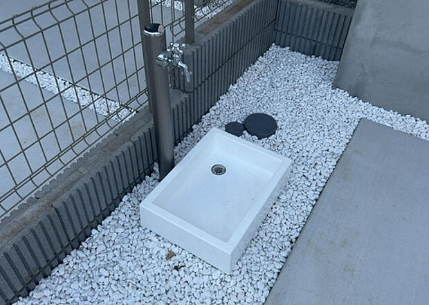 【その他設備】敷地内には、散水栓や立水栓があります。水道水を直接利用できるため、水を運ぶ手間を省くことが出来ます。大量の水を必要とする洗車作業や清掃などに役立ちます。その他設備とあわせて、現地でご確認ください。