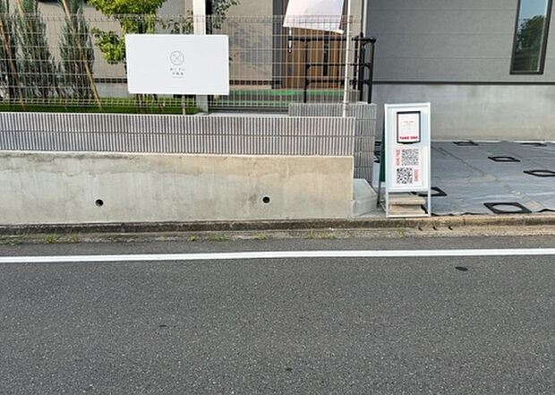 【前面道路含む現地写真_2】お持ちの車種によっては前面道路が広い方が便利でしょう。しかし、前面道路が広ければその分交通量が多くなるため、騒音などが気になる場合があります。実際に現地を見学し、周辺交通量や騒音などを確認しましょう!