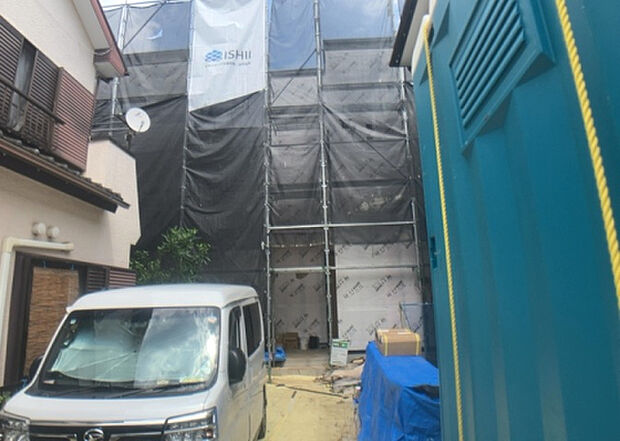 【前面道路含む現地写真_2】お持ちの車種によっては前面道路が広い方が便利でしょう。しかし、前面道路が広ければその分交通量が多くなるため、騒音などが気になる場合があります。実際に現地を見学し、周辺交通量や騒音などを確認しましょう!