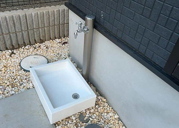 【その他設備】敷地内には、散水栓や立水栓があります。水道水を直接利用できるため、水を運ぶ手間を省くことが出来ます。大量の水を必要とする洗車作業や清掃などに役立ちます。その他設備とあわせて、現地でご確認ください。