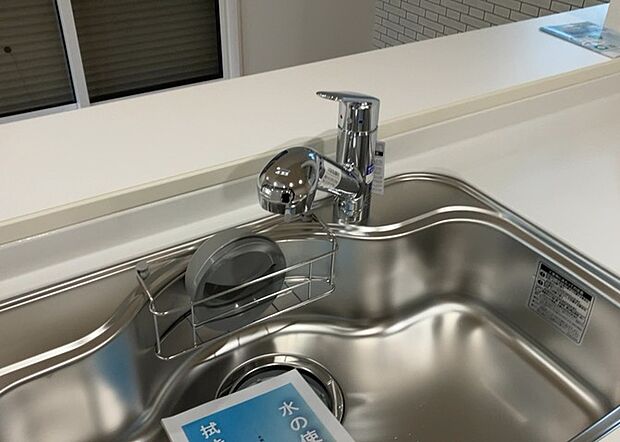 【キッチン水栓】キッチン水栓は、毎日必ず使うものだからこそ、使いやすさが重要です。シャワーヘッドの切り替えがスムーズか、吐水量が調節できるか、水しぶきが飛び散りにくい構造か、浄水機能が付いているかなど、日々の家事を快適にするための機能が数多くあります。また、デザインも多種多様なので、キッチン全体の雰囲気に合わせたものを選ぶことができます。