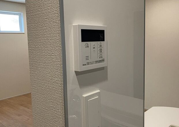 【給湯器リモコン】給湯器リモコンは、お風呂の温度設定やタイマー設定など、お風呂を快適に楽しむために欠かせないものです。液晶画面が大きく見やすいもの、操作ボタンが分かりやすいものなど、使いやすさが重要です。また、エコ機能が付いているものなら、光熱費の節約にもつながります。