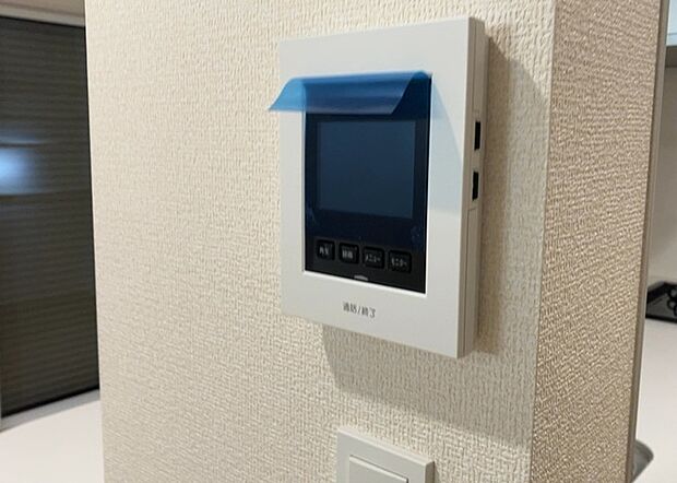 【TVモニター付きインターホン】TVモニター付きインターホンは、来訪者の顔を確認できるだけでなく、音声でやり取りすることもできるため、セキュリティ面で安心できる設備です。モニター画面が大きく見やすいもの、夜間でも来訪者をしっかりと確認できるものなど、機能性を重視したいところです。
