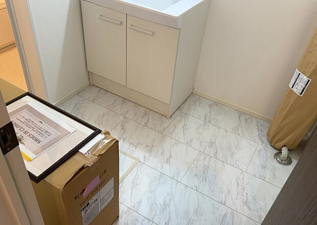 【脱衣場】多くの戸建て住宅で見かける洗面脱衣所は、洗面台と洗濯機が2畳ほどのスペースに並べられていて、洗面所が脱衣所を兼ね備えている間取りが一般的です。お客様が利用することもある、パブリックな空間でもあります。