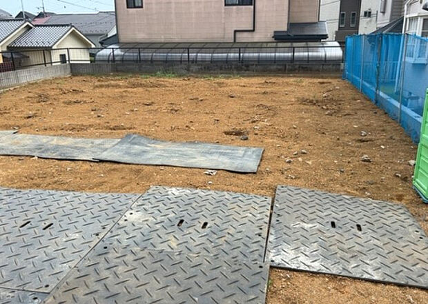 【庭】庭があることでガーデニングや家庭菜園はもちろん、こどもの遊び場やペットを放して遊ぶことができます。また、家の周囲に余裕があるということです。隣地との間があれば、十分な日当たりと、風通しが確保できます。