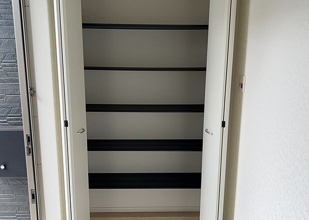 【玄関収納】玄関収納は、靴や傘、コートなどをスッキリと収納できるだけでなく、来客時に見せる顔となるため、家の顔とも言えます。収納量だけでなく、デザイン性も重視したいところです。ミラー付きの収納であれば、外出前の身だしなみチェックにも便利です。