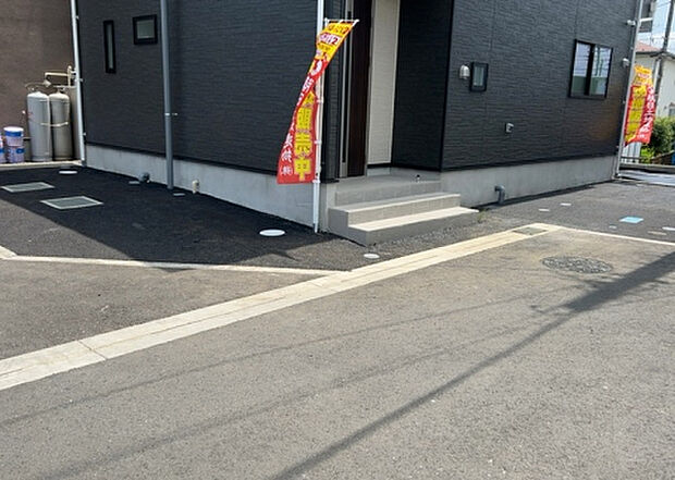 【駐車場】駐車場と明記されていても、最小スペースでつくられた駐車場だと大型車は駐車できなかったり、出入りしにくくなったりする可能性があります。お車のサイズと購入したい物件の駐車場のサイズを現地で確認しましょう。