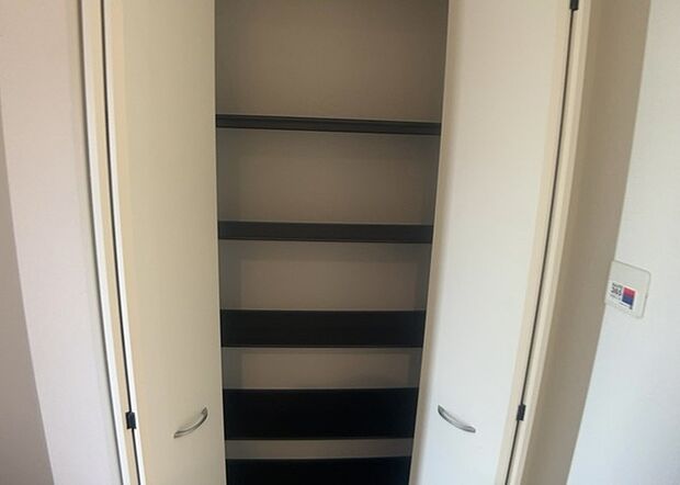 【玄関収納】玄関収納は、靴や傘、コートなどをスッキリと収納できるだけでなく、来客時に見せる顔となるため、家の顔とも言えます。収納量だけでなく、デザイン性も重視したいところです。ミラー付きの収納であれば、外出前の身だしなみチェックにも便利です。