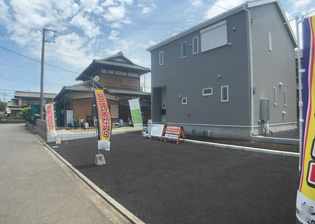 【駐車場】駐車場と明記されていても、最小スペースでつくられた駐車場だと大型車は駐車できなかったり、出入りしにくくなったりする可能性があります。お車のサイズと購入したい物件の駐車場のサイズを現地で確認しましょう。