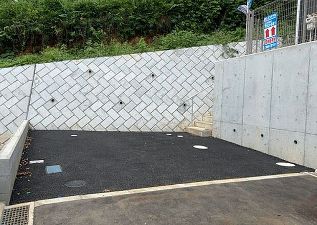 【駐車場】駐車場と明記されていても、最小スペースでつくられた駐車場だと大型車は駐車できなかったり、出入りしにくくなったりする可能性があります。お車のサイズと購入したい物件の駐車場のサイズを現地で確認しましょう。