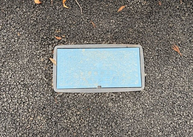 【その他設備】敷地内には、散水栓や立水栓があります。水道水を直接利用できるため、水を運ぶ手間を省くことが出来ます。大量の水を必要とする洗車作業や清掃などに役立ちます。その他設備とあわせて、現地でご確認ください。