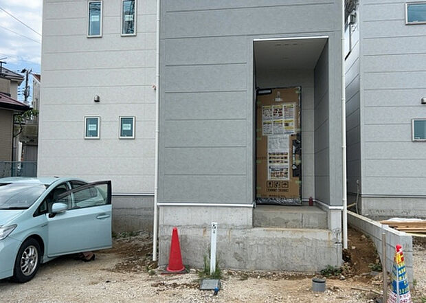 【前面道路含む現地写真_2】お持ちの車種によっては前面道路が広い方が便利でしょう。しかし、前面道路が広ければその分交通量が多くなるため、騒音などが気になる場合があります。実際に現地を見学し、周辺交通量や騒音などを確認しましょう!