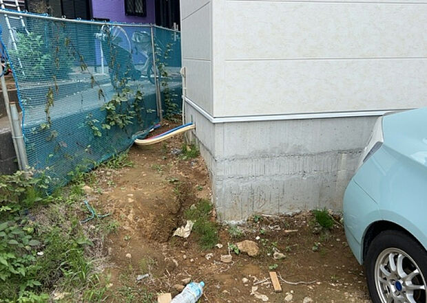 【庭】庭があることでガーデニングや家庭菜園はもちろん、こどもの遊び場やペットを放して遊ぶことができます。また、家の周囲に余裕があるということです。隣地との間があれば、十分な日当たりと、風通しが確保できます。